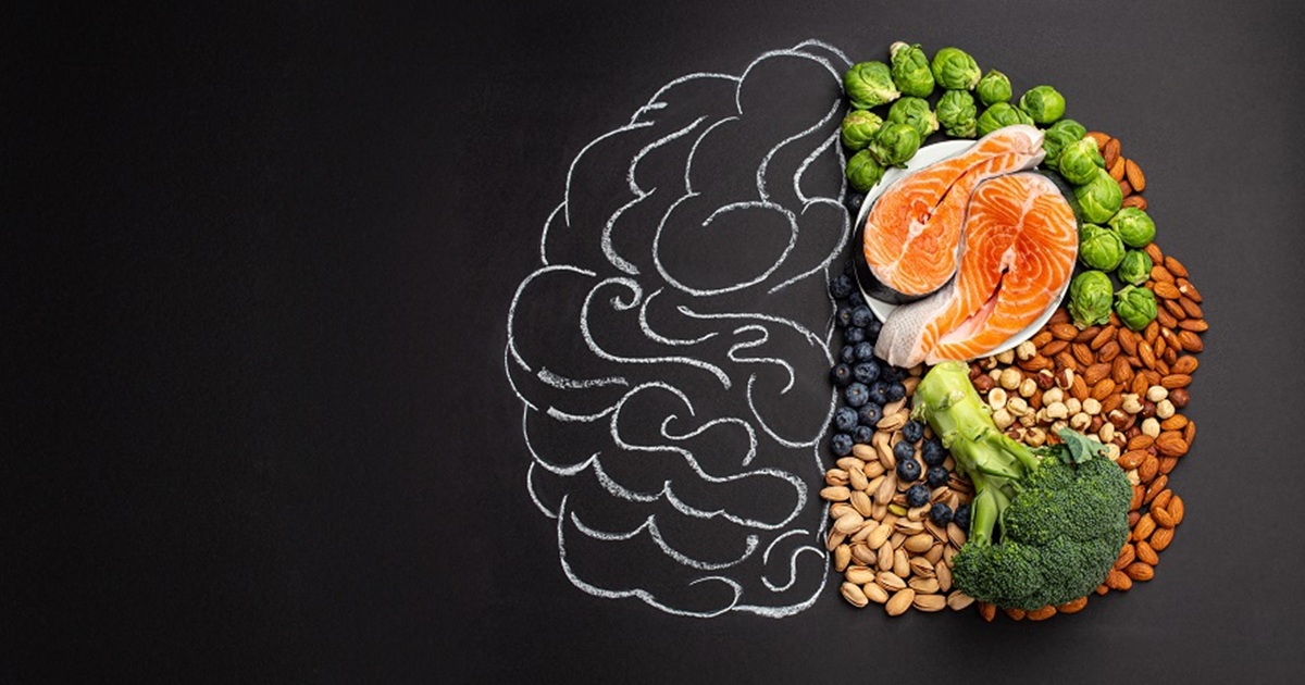 Cerebro con alimentos recomendados para la memoria