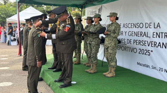 Reconocen a 24 militares por ascenso en ceremonia del Ejército en Mazatlán, Sinaloa