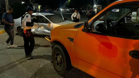 Fuertes daños materiales deja un choque en Guasave, Sinaloa