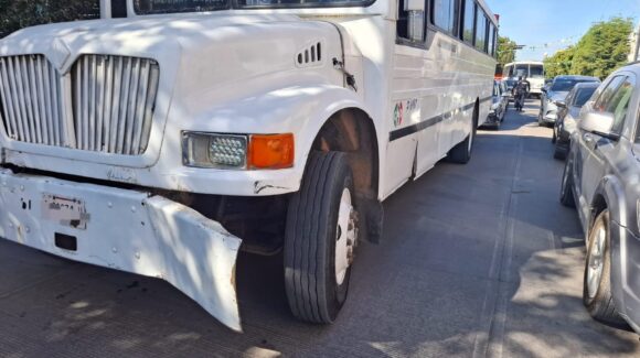 Se registra choque entre camion urbano y camioneta en el centro de Guasave, Sinaloa; no hay lesionados de gravedad de momento