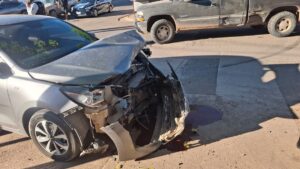 choque de dos vehículos en pleno centro de guasave