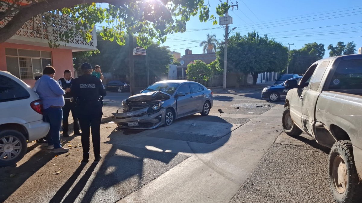 choque de dos vehículos en pleno centro de guasave lugar