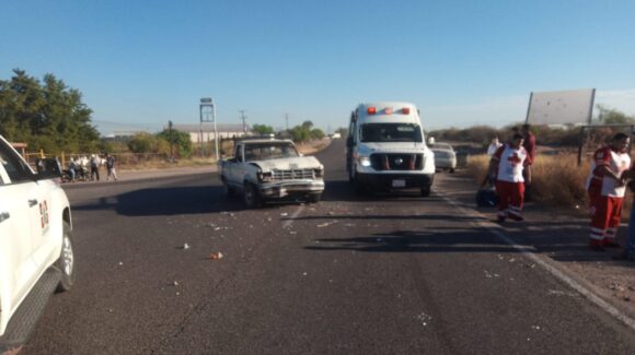 Colisión vehicular en la carretera Angostura–Guamúchil, Sinaloa deja fuertes daños materiales