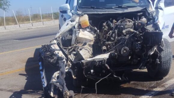 Choque entre camioneta y tráiler en Guasave, Sinaloa deja fuertes daños materiales