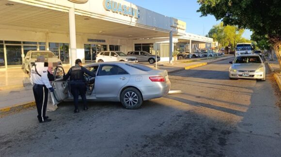 Conductor pierde el control tras sufrir ansiedad y choca contra objeto fijo en Guasave, Sinaloa