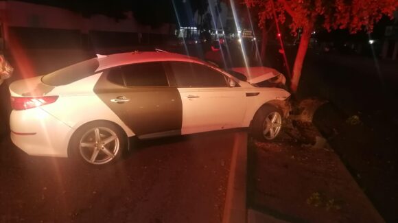 Joven resulta lesionado tras chocar contra una luminaria a un costado de Seguridad Pública en Los Mochis, Sinaloa
