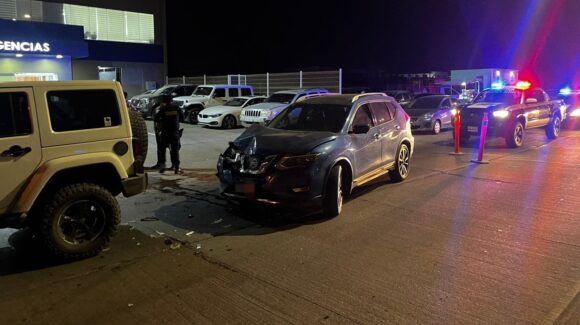 Choque entre dos camionetas deja una mujer lesionada frente a un hospital de Guasave, Sinaloa
