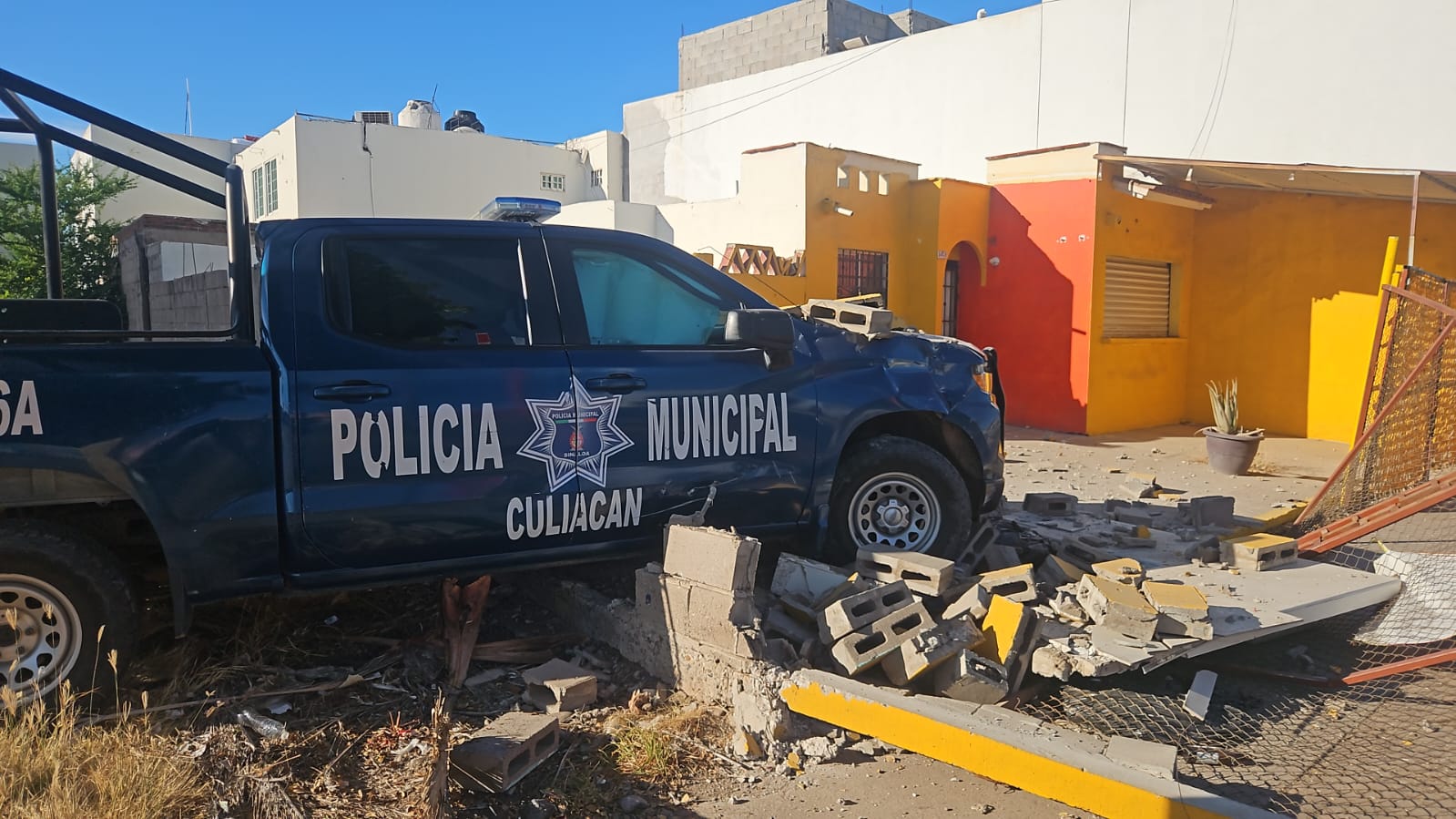 Choque entre patrulla y camioneta en Villas del Río, Culiacán, Sin.