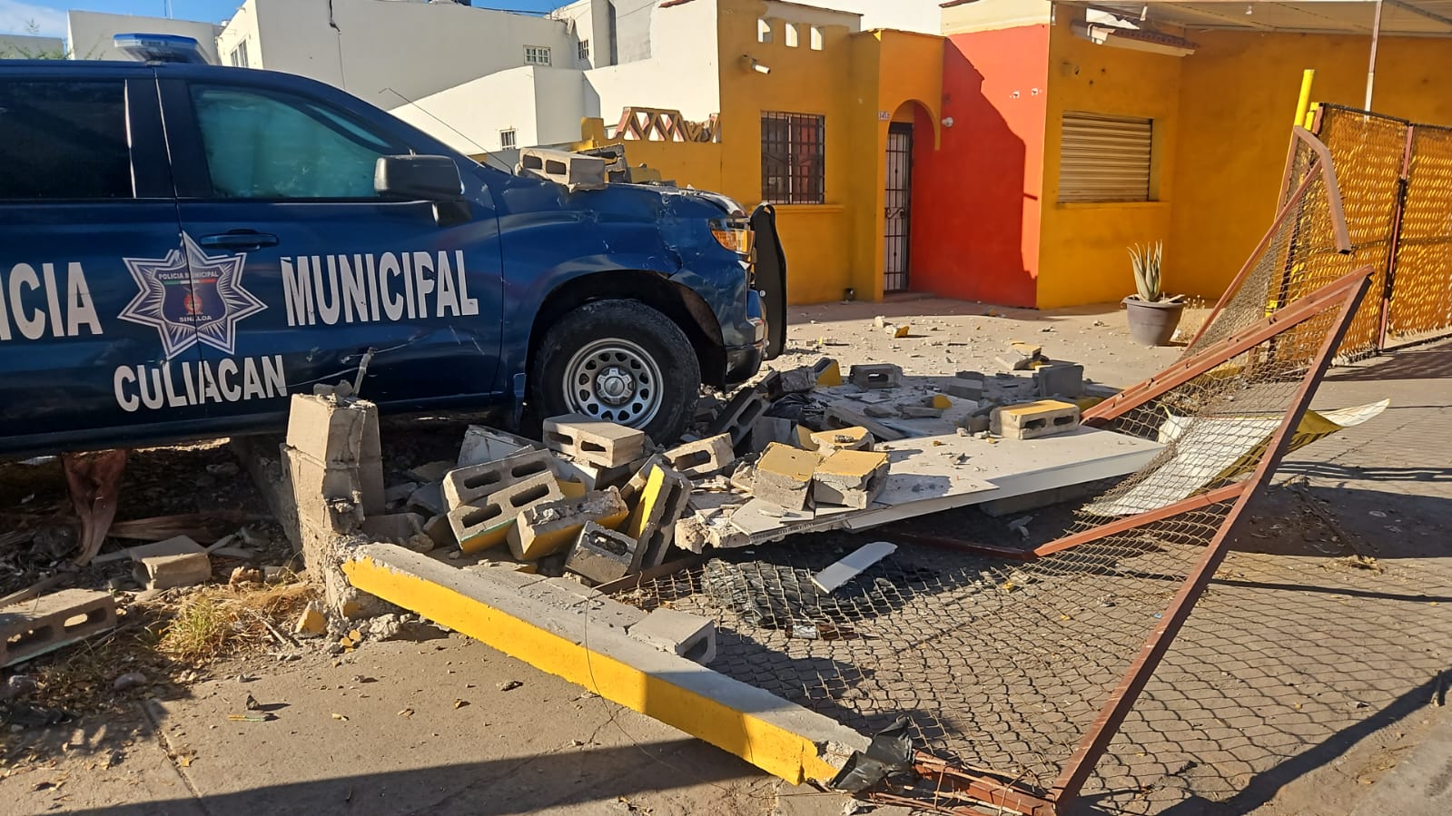 Choque entre patrulla y camioneta en Villas del Río, Culiacán, Sin.