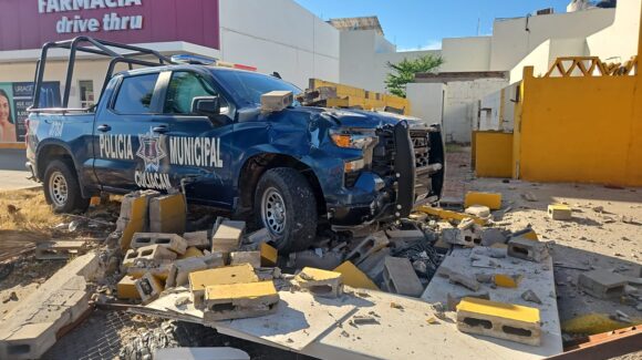 Encontronazo entre patrulla y camioneta en Villas del Río de Culiacán, Sinaloa, deja tres lesionados
