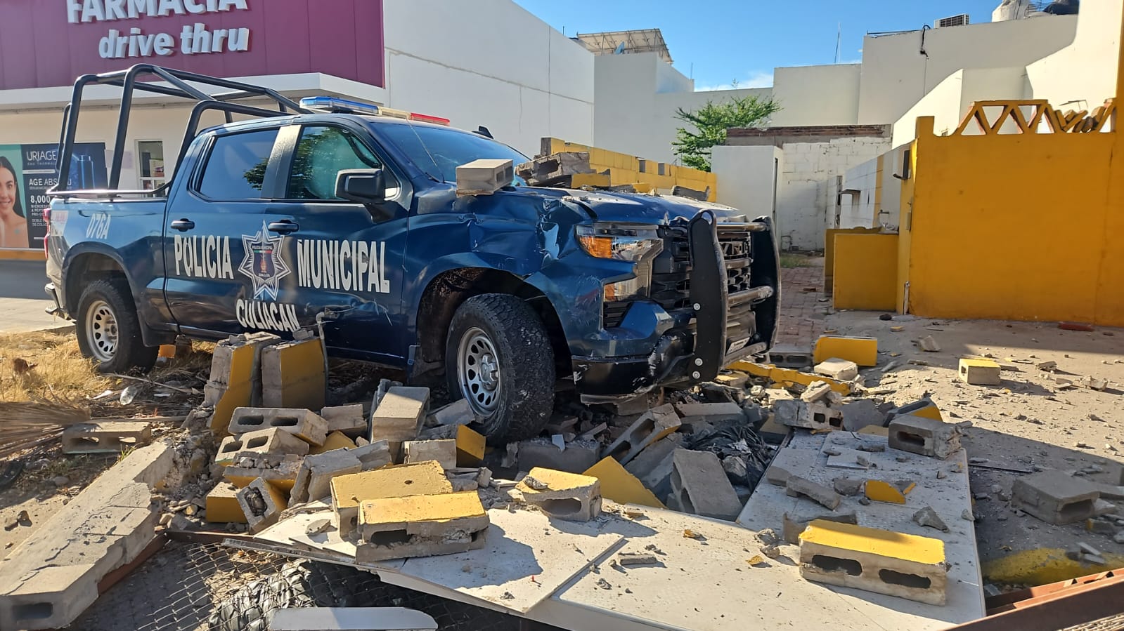 Choque entre patrulla y camioneta en Villas del Río, Culiacán, Sin.