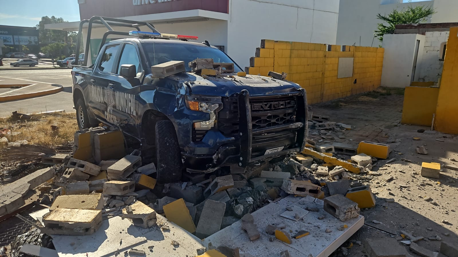 Choque entre patrulla y camioneta en Villas del Río, Culiacán, Sin.