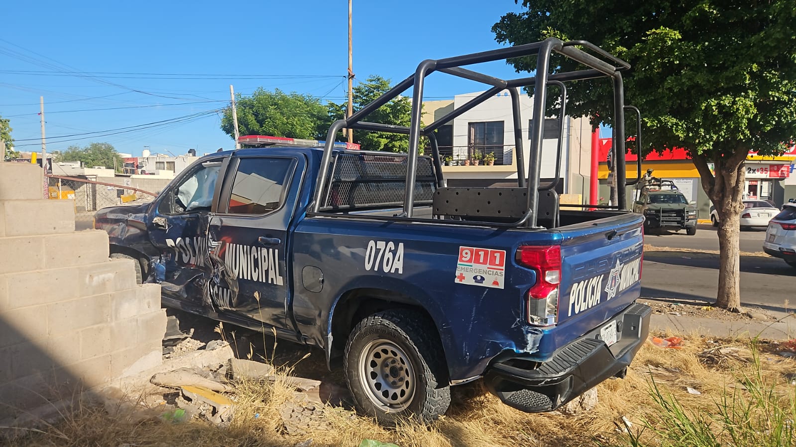 Choque entre patrulla y camioneta en Villas del Río. Culiacán, Sin.