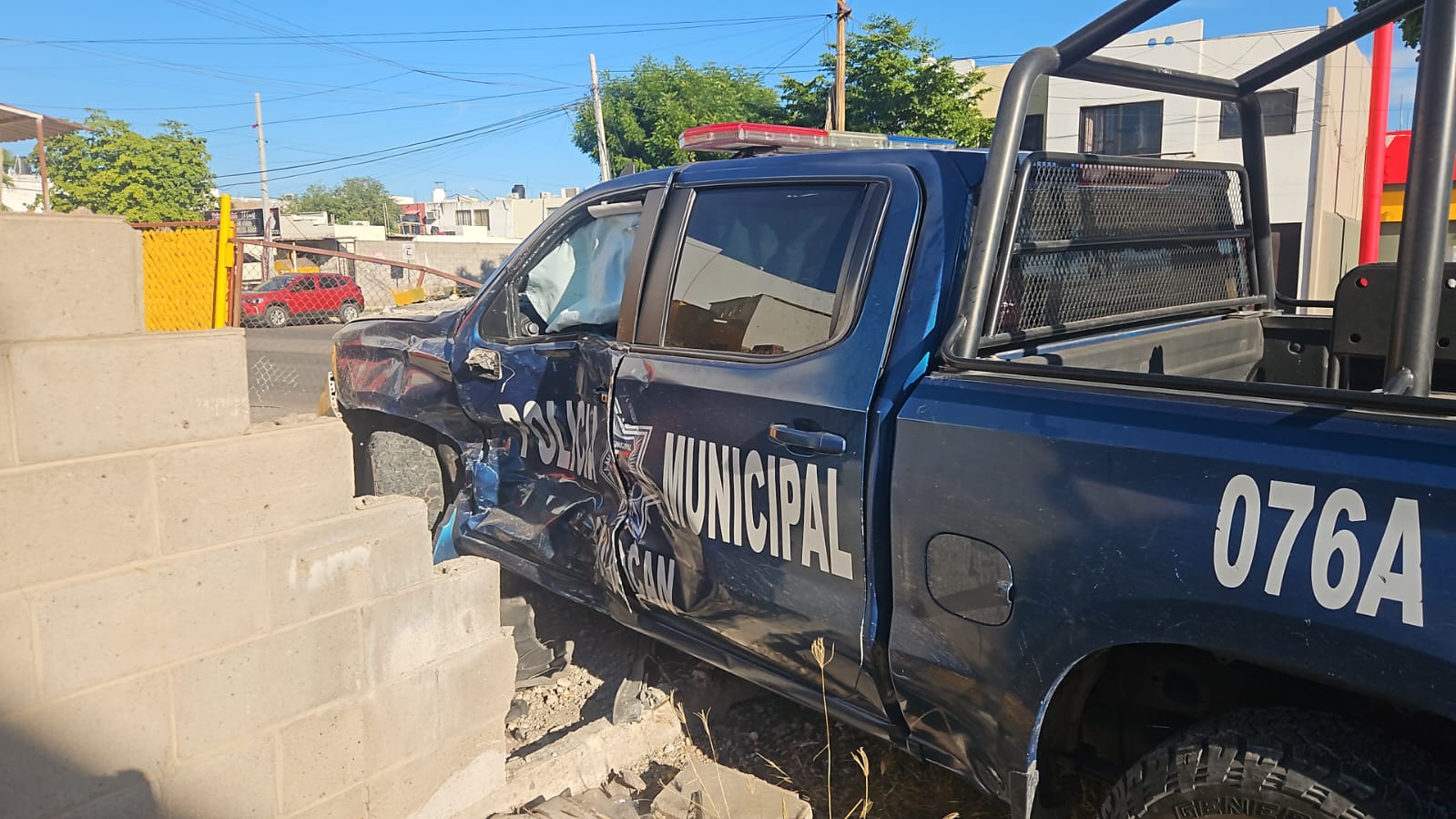 Choque entre patrulla y camioneta en Villas del Río. Culiacán, Sin.