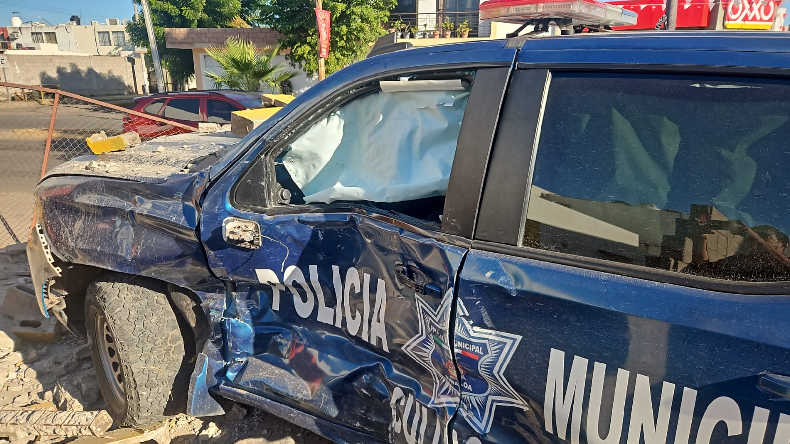 Choque entre patrulla y camioneta en Villas del Río. Culiacán, Sin.