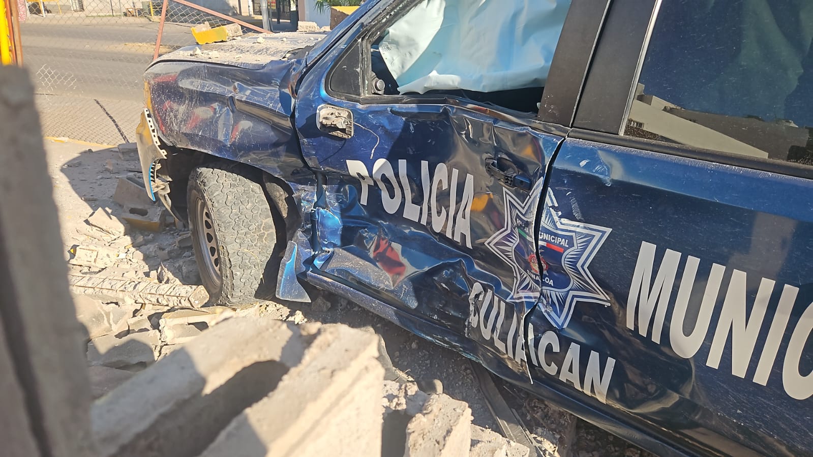 Choque entre patrulla y camioneta en Villas del Río. Culiacán, Sin.