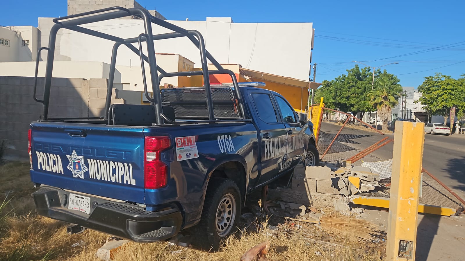 Choque entre patrulla y camioneta en Villas del Río. Culiacán, Sin.