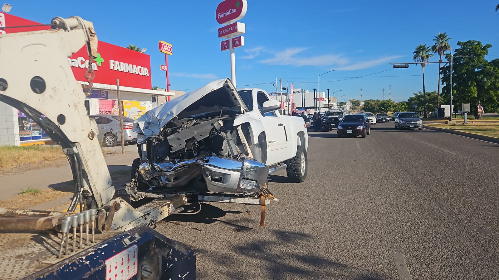 Choque entre patrulla y camioneta en Villas del Río, Culiacán, Sin.