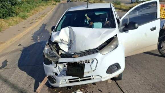 Auto choca por alcance contra camión recolector en “La Rumorosa Mazateca”; una mujer resulta lesionada en Mazatlán, Sinaloa
