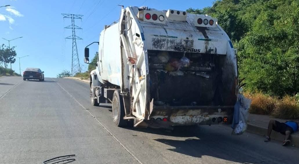 choque por alcance de auto contra camion de basura mazatlan