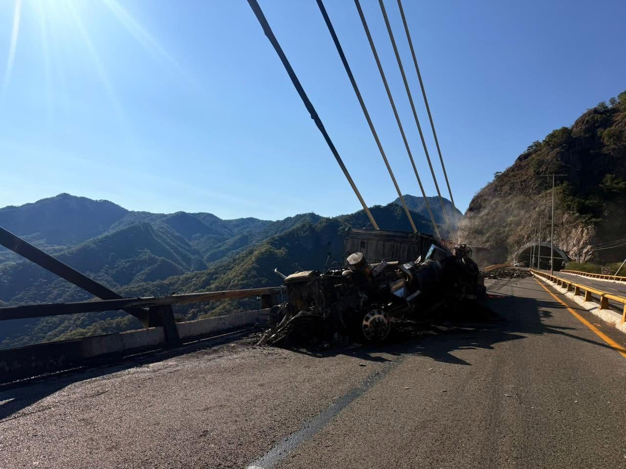Circulación cerrada en la Mazatlán-Durango por volcadura