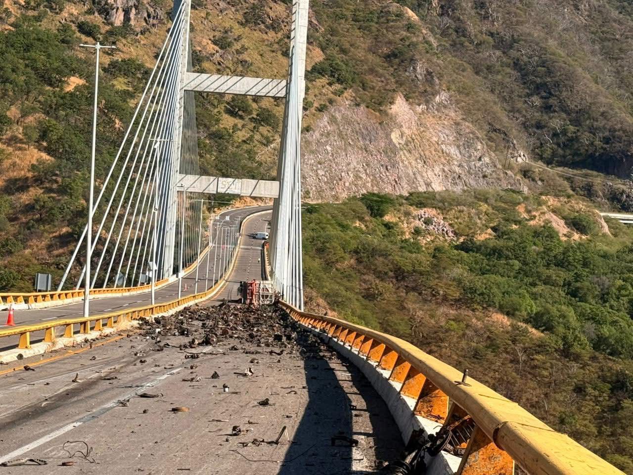 Circulación cerrada en la Mazatlán-Durango por volcadura