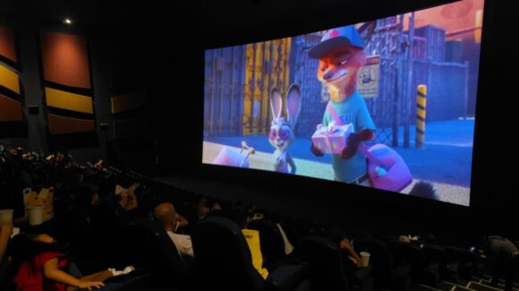 Niños, jóvenes y adultos con autismo disfrutan del “Círculo del Cine Azul” con la proyección de Zootopia 2