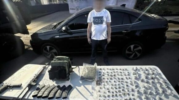 Detienen a un hombre armado en Toscana Plus, en Culiacán; portaba fusil AK-47, droga y un chaleco balístico