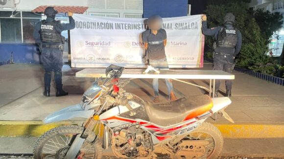 Intenta escapar y lo capturan con un arma y una moto robada en Bellavista, Culiacán, Sinaloa