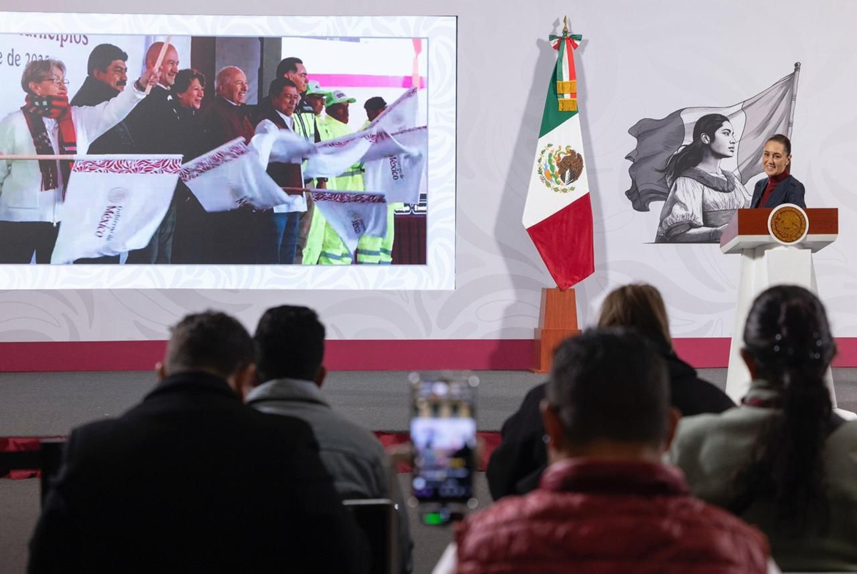 Claudia Sheinbaum en el banderazo de entrega de trenes de pavimentación