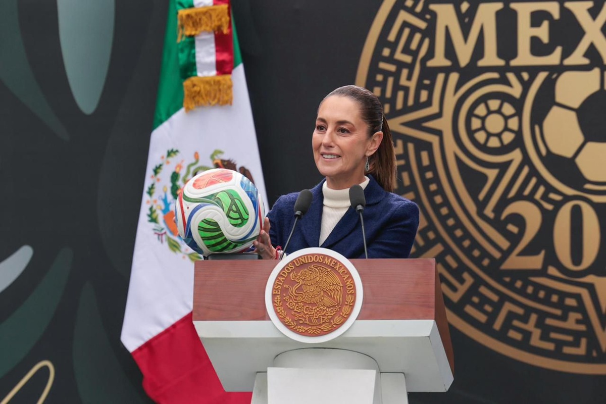 Claudia Sheinbaum con balón del mundial 2026