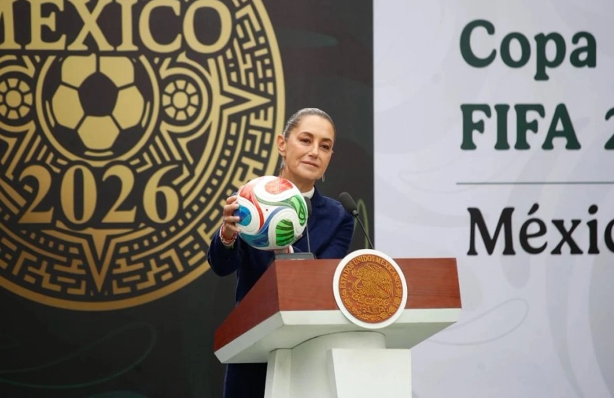 Claudia Sheinbaum con balón del mundial 2026