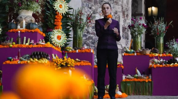 Fotogalería: Presenta Sheinbaum altar del Día de Muertos de Palacio Nacional