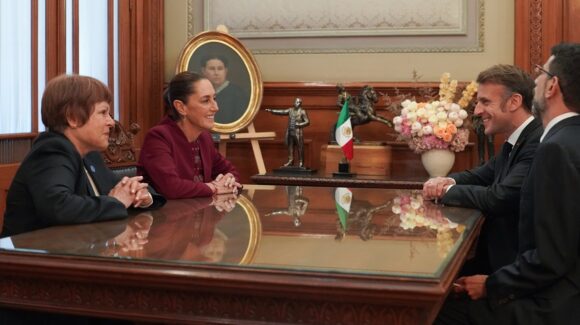 Macron llega a Palacio Nacional para iniciar su visita oficial a México; Sheinbaum lo recibe (video)