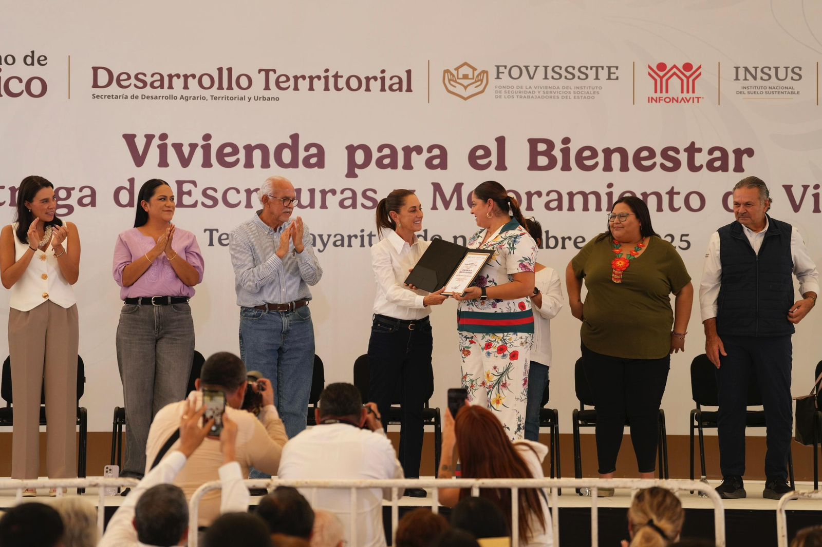 Claudia Sheinbaum entrega condonaciones a derechohabientes del Infonavit en Nayarit