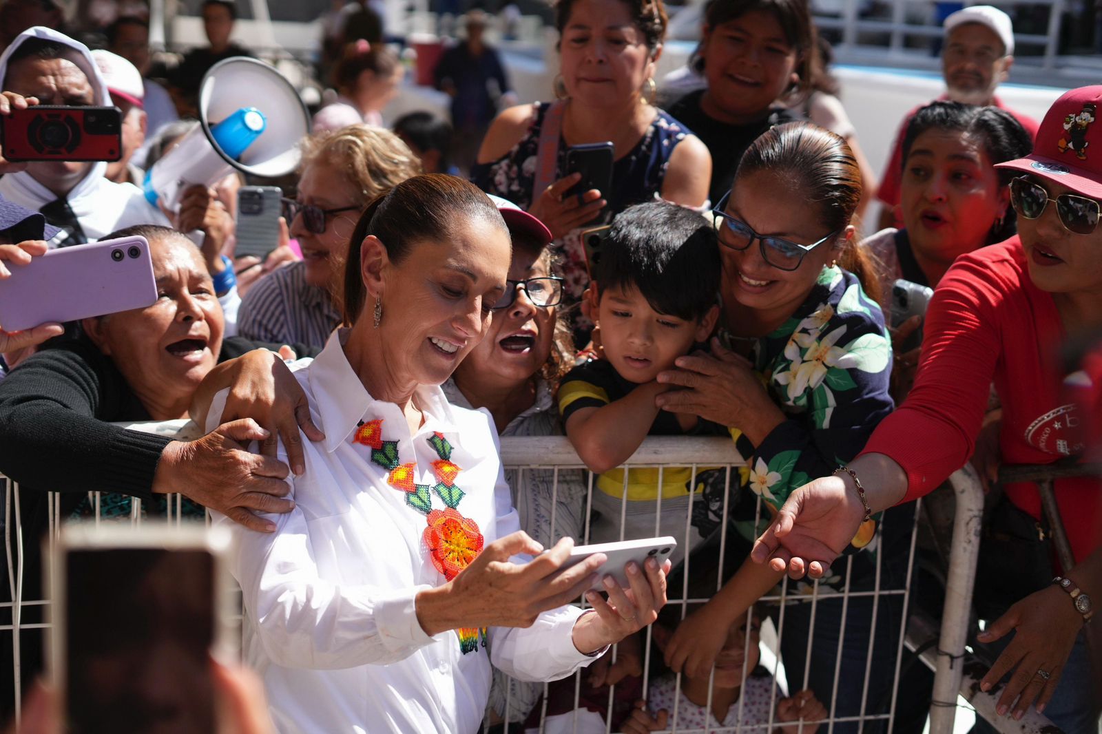 Claudia Sheinbaum entrega condonaciones a derechohabientes del Infonavit en Nayarit