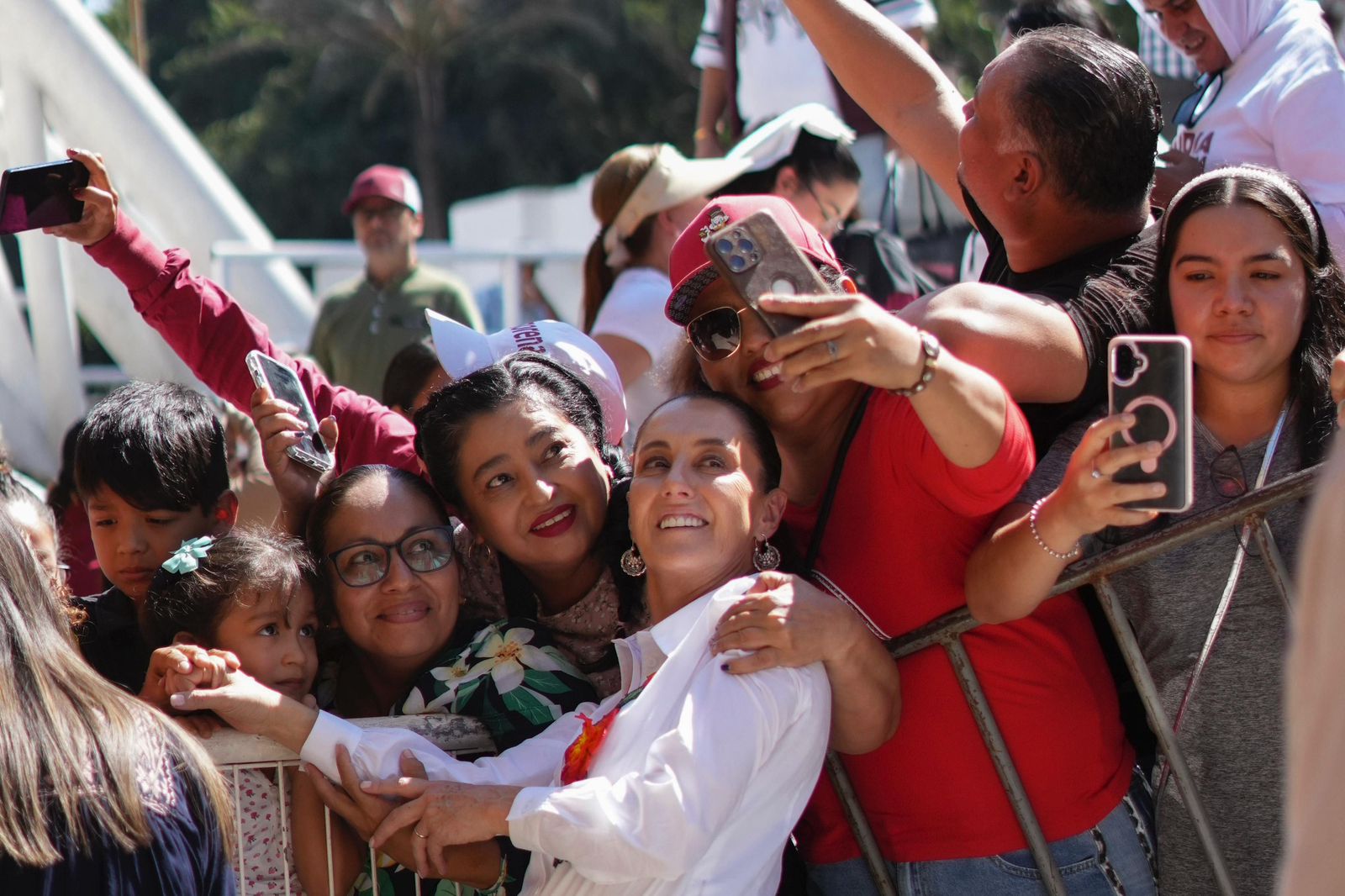 Claudia Sheinbaum entrega condonaciones a derechohabientes del Infonavit en Nayarit