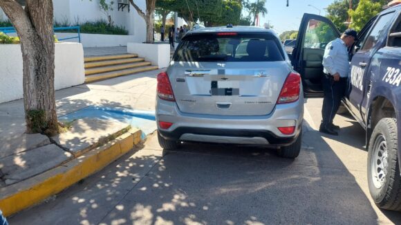 Aplican entre cinco y seis infracciones diarias por obstruir espacios para personas con discapacidad en Guamúchil, Sinaloa