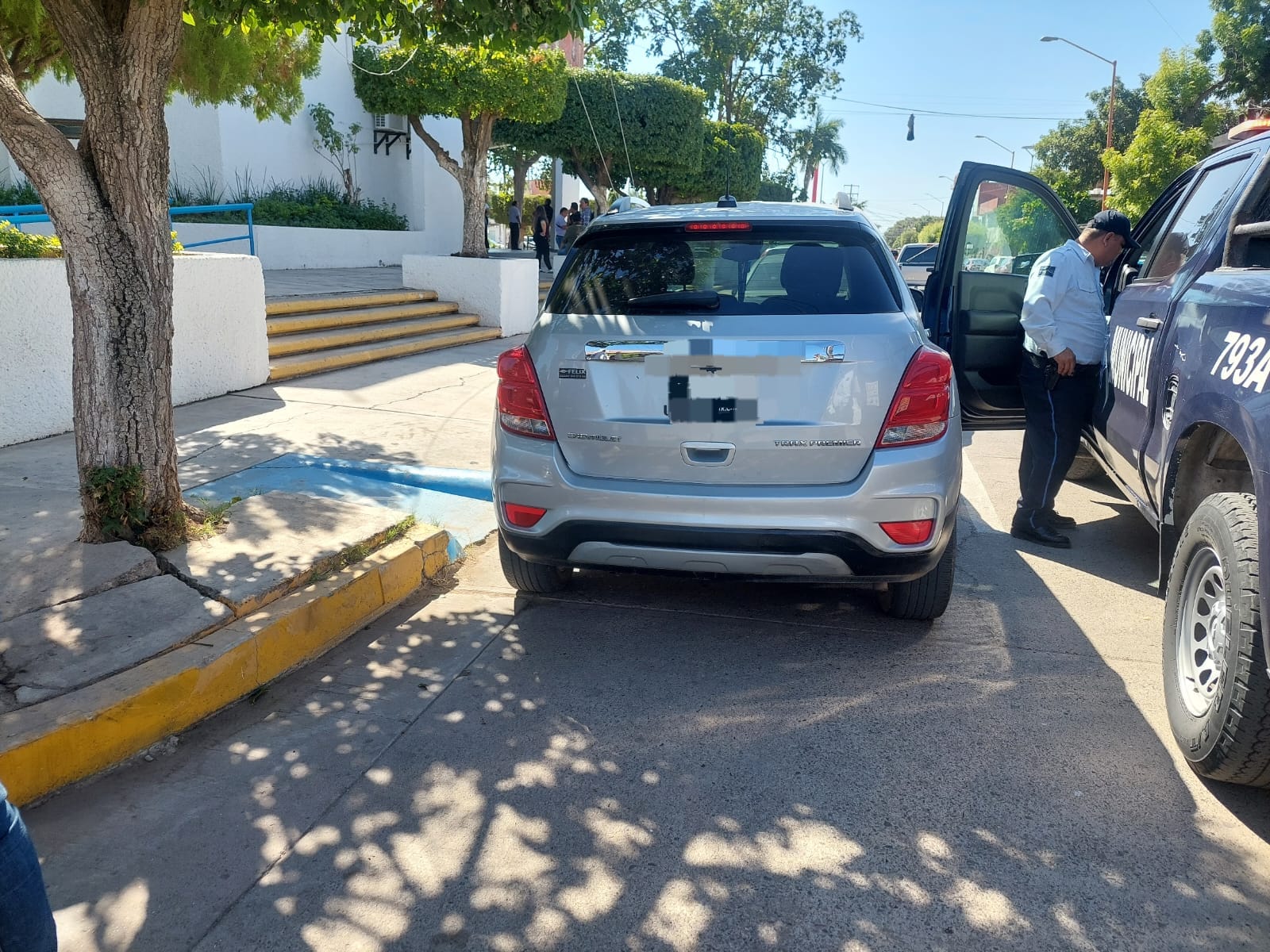 Conductores multados por estacionarse en espacios prohibidos