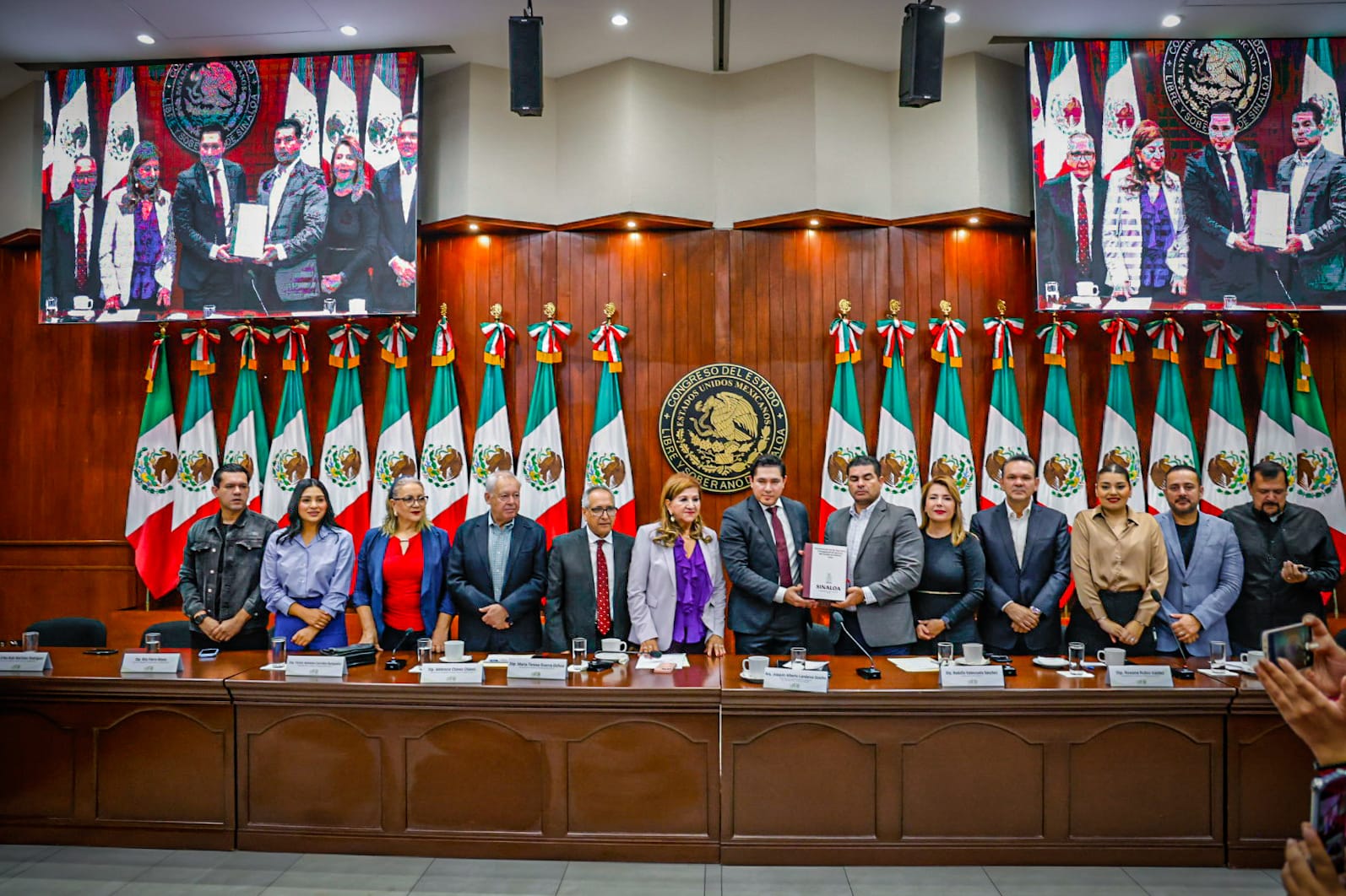 entrega Joaquín Landeros Ley de Ingresos y Presupuesto de Egresos 2026 para Sinaloa en el Congreso del Estado