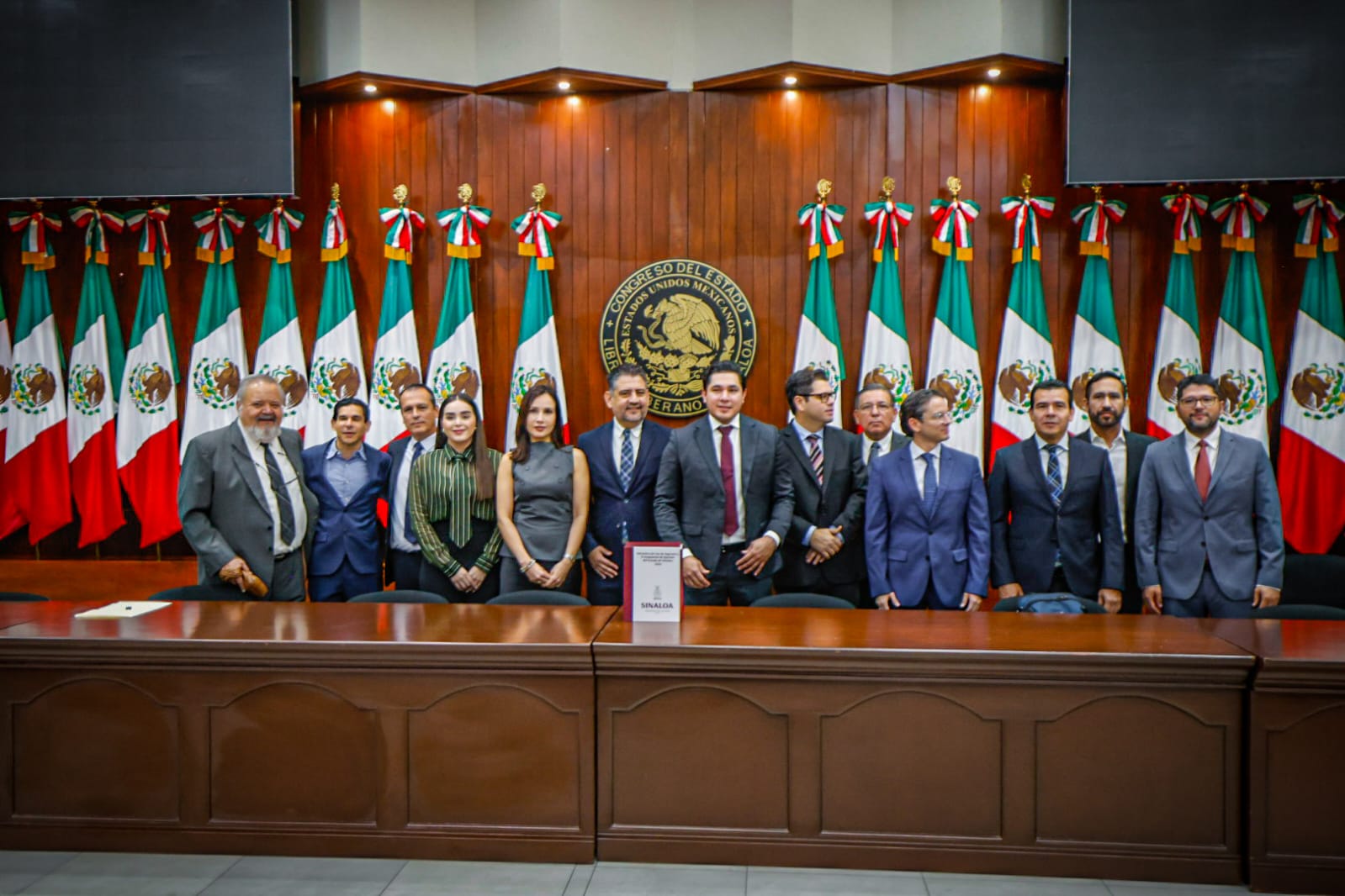 entrega Joaquín Landeros Ley de Ingresos y Presupuesto de Egresos 2026 para Sinaloa en el Congreso del Estado