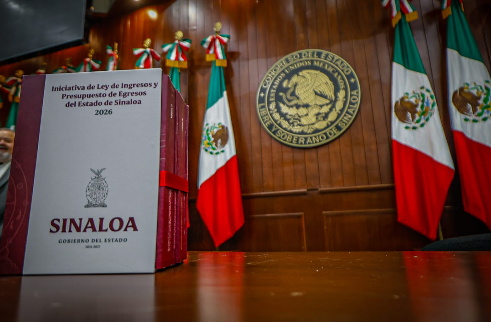 entrega Joaquín Landeros Ley de Ingresos y Presupuesto de Egresos 2026 para Sinaloa en el Congreso del Estado