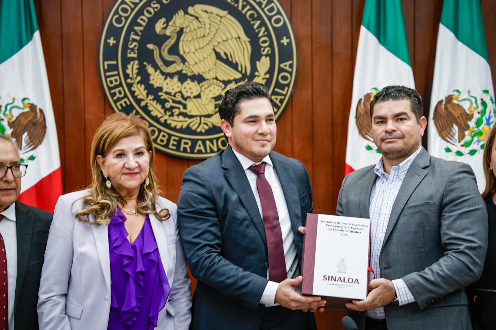 entrega Joaquín Landeros Ley de Ingresos y Presupuesto de Egresos 2026 para Sinaloa en el Congreso del Estado