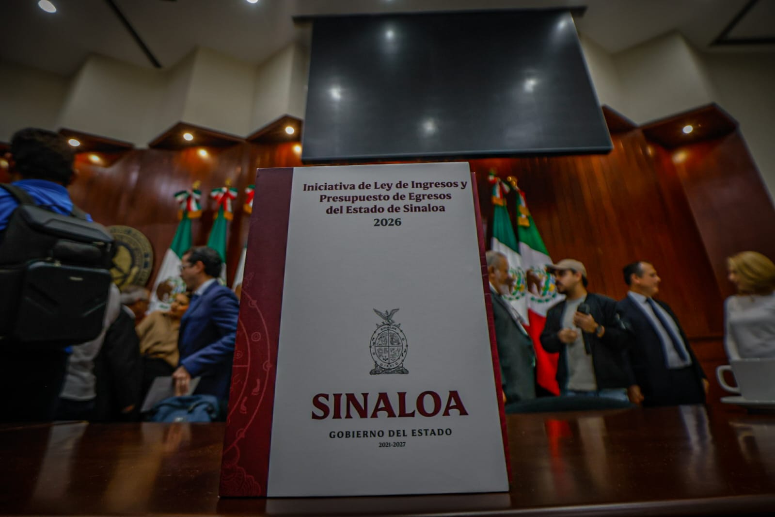 entrega Joaquín Landeros Ley de Ingresos y Presupuesto de Egresos 2026 para Sinaloa en el Congreso del Estado