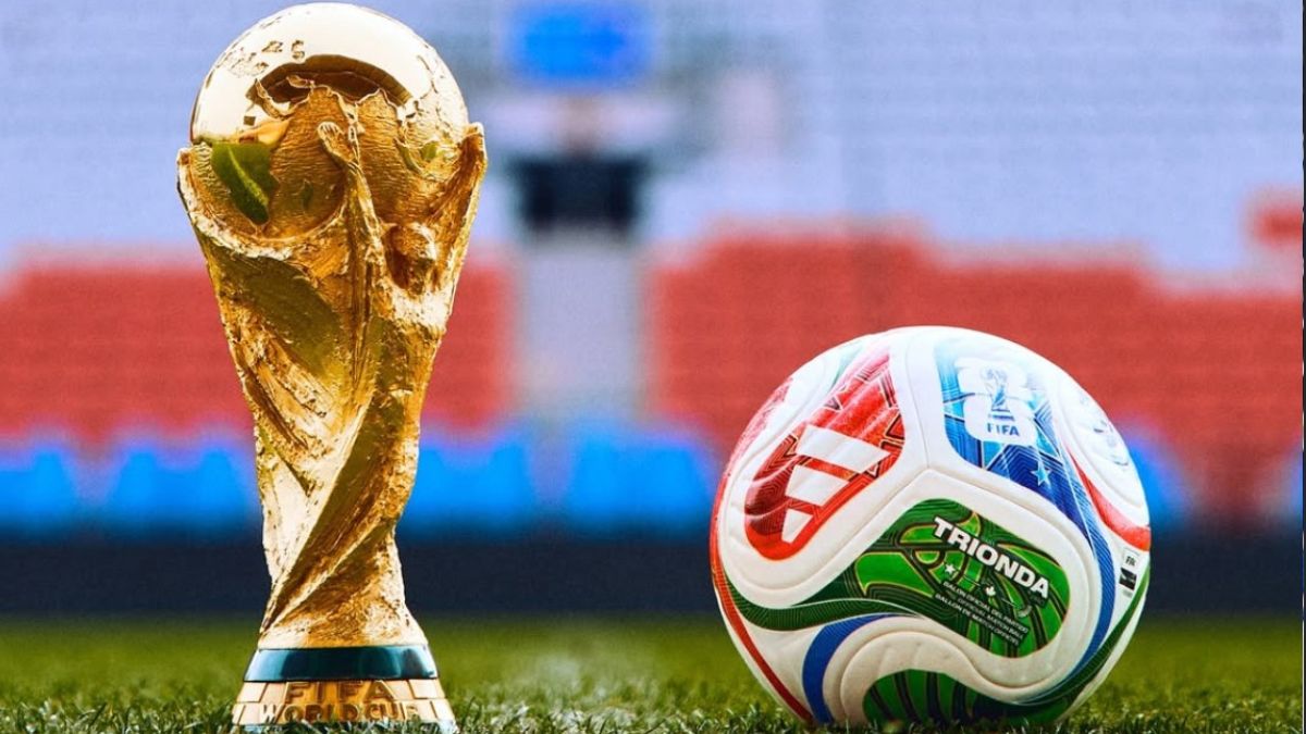 Copa mundial y balón de futbol