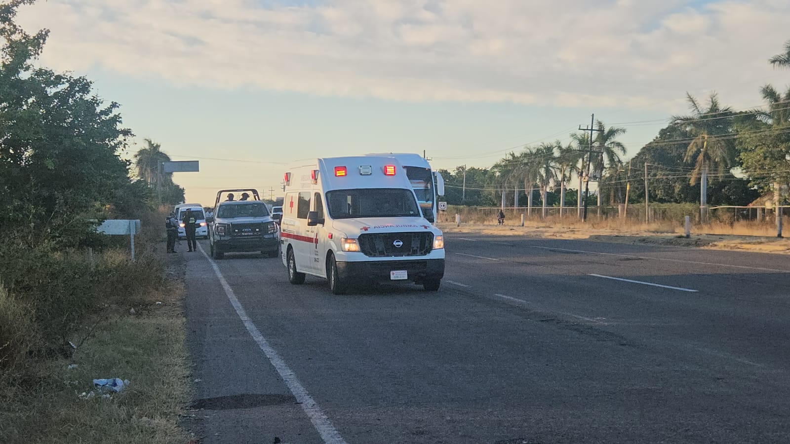 cruz roja auxilio al hombre hallado con vida
