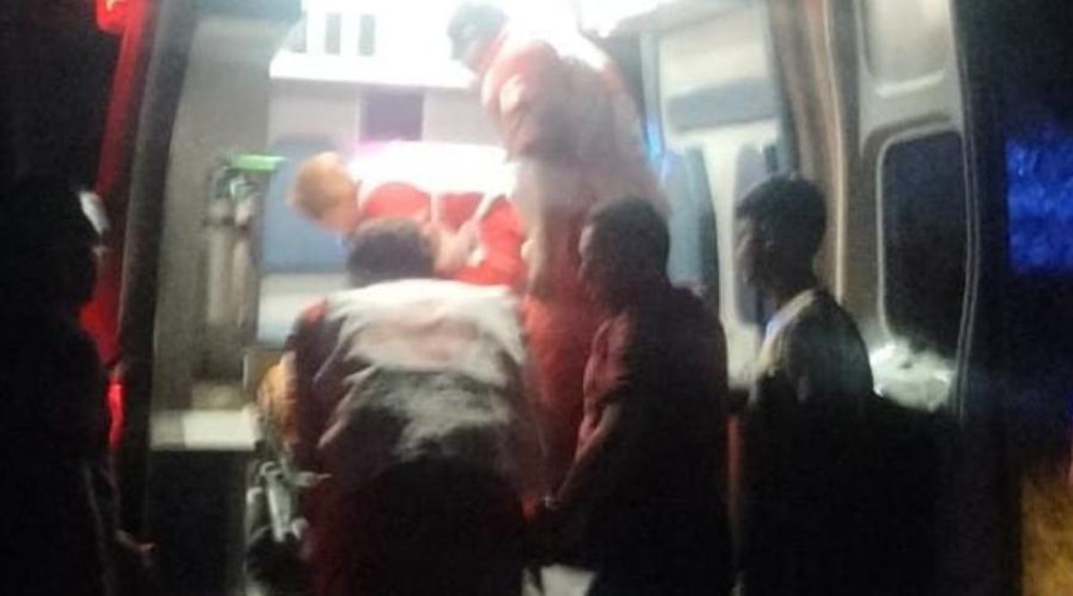 Paramédicos de Cruz Roja prestan primeros auxilios a joven accidentada