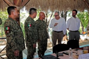 Rocha entrega al general Briseño el título de propiedad del cuartel militar en Badiraguato