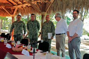Rocha entrega al general Briseño el título de propiedad del cuartel militar en Badiraguato