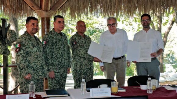 ¡Ya es de la Sedena! Rocha entrega al general Briseño el título de propiedad del cuartel militar en Badiraguato, Sinaloa